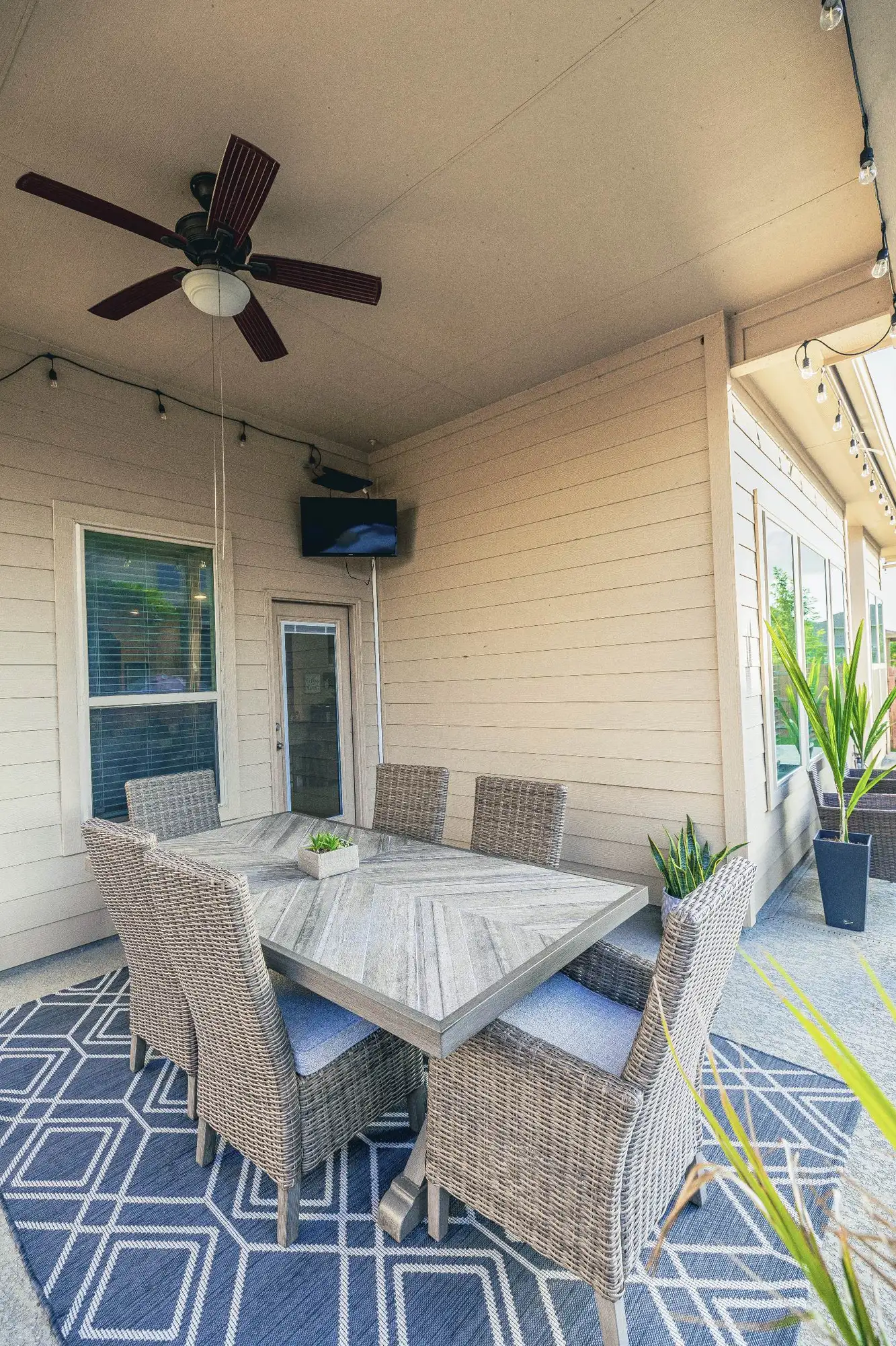 Outdoor dining at Downwind Beach House- Randolph AFB Lodging